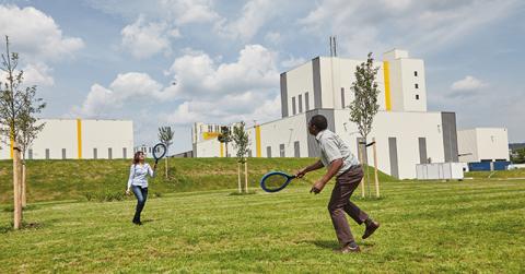 Zwei Mitarbeitende spielen im ff Park Badminton